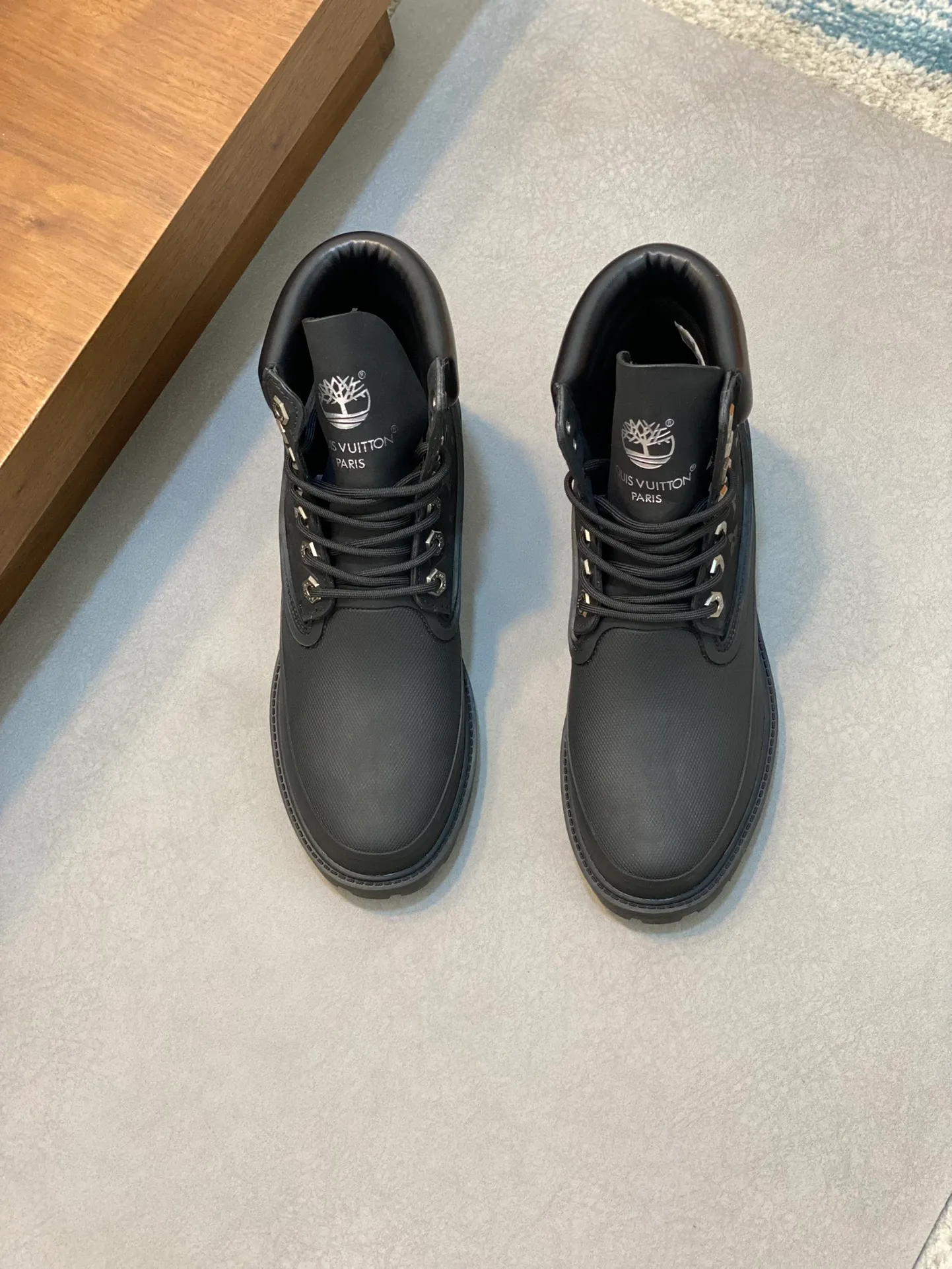 Men's men's shoes💰💰760 top LV x Timberland Timberland co-branded presbyopia rhubarb boots ankle boots short boots, LV x Timberland ankle boots are made of Monogram embossed waterproof nubuck cow leather, relying on the brand's exquisite craftsmanship to carefully reshape the classic Timberland 6-inch boot shape in Italy, with American workwear style eye-catching debut in 2024 created by Pharrell Williams Autumn and winter menswear show. The Monogram embossed tongue, original Timberland laces and outsole are exquisite details, the leather label expresses the cooperation logo, and the delivery counter is exquisitely packaged! Math 39-44 (order 45)